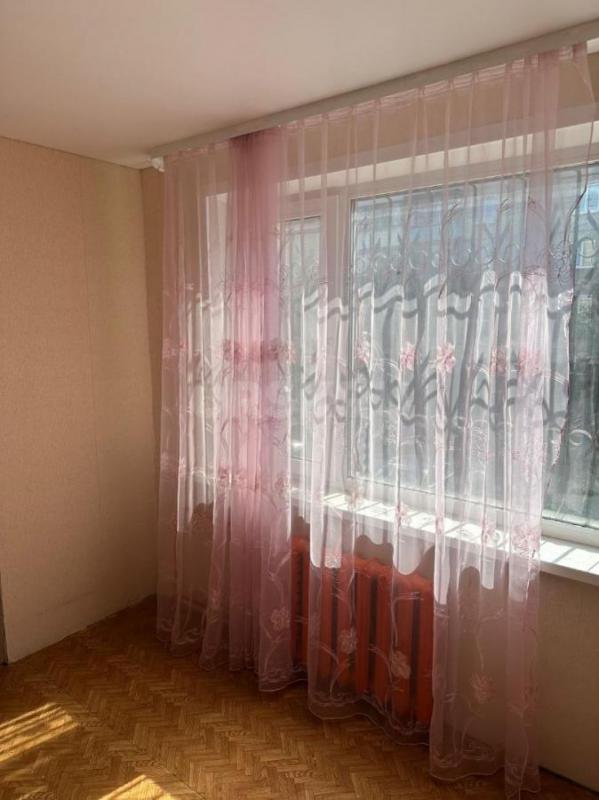 Продается 1/2 доля просторной трехкомнатной квартиры , ул. - Орск