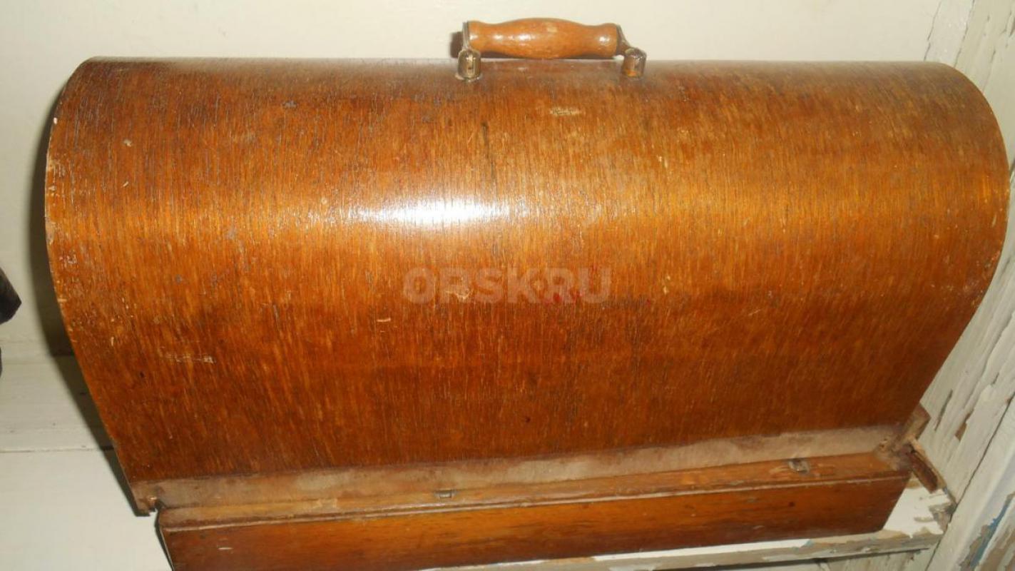 Продам швейную машинку* Подольск* 1960 года выпуска  , требующую ремонта. - Орск