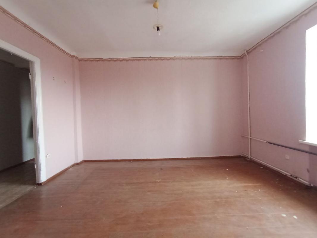 Продается большая 2-комнатная квартира  по адресу:  г. - Новотроицк