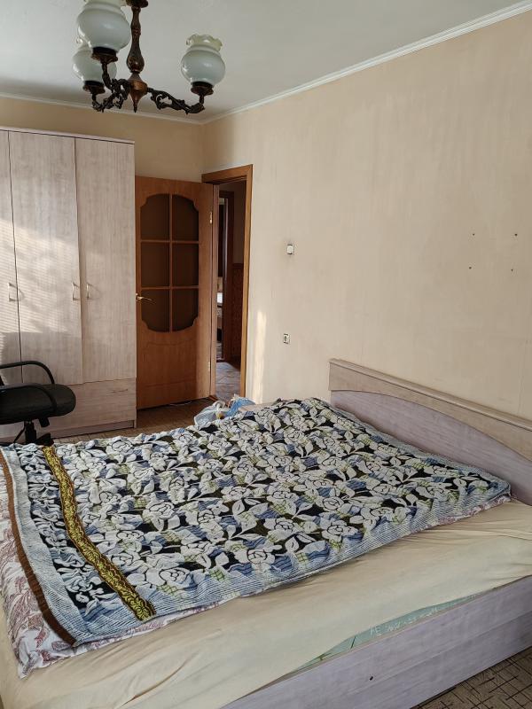 Светлая, очень тёплая квартира, комнаты все изолированные , большие, кухня 6м, балкон, есть мебель, - Новотроицк