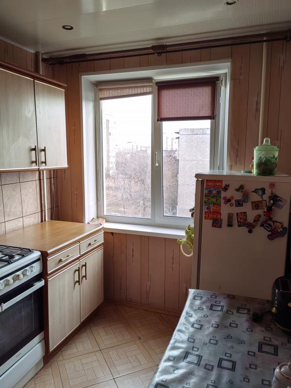 Светлая, очень тёплая квартира, комнаты все изолированные , большие, кухня 6м, балкон, есть мебель, - Новотроицк