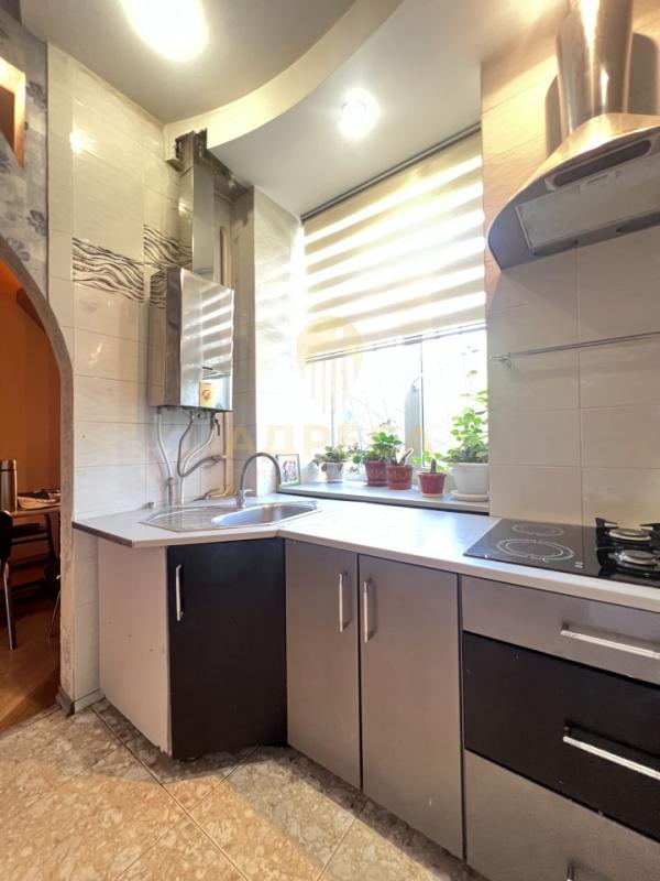 Продается шикарная СТАЛИНКА! 3-x комнатная квартира на 1-м этaже 4-х этажнoгo дoма! - Оренбург