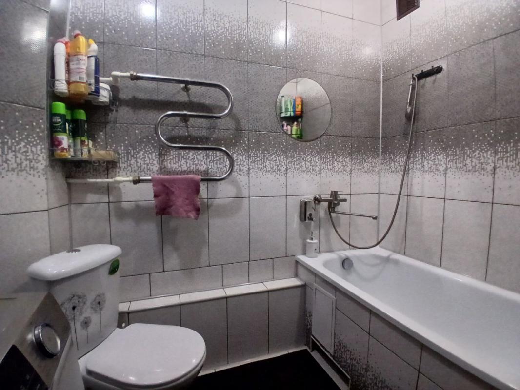 Продается 2-комнатная квартира с раздельными ходами (распашонка) на комфортном третьем этаже по адре - Новотроицк