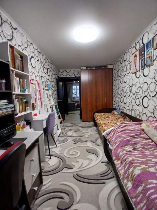 Продается 2-комнатная квартира с раздельными ходами (распашонка) на комфортном третьем этаже по адре - Новотроицк