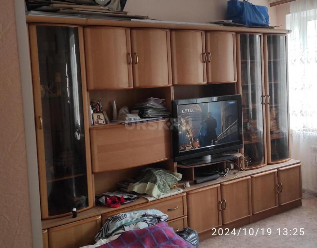 Продам стенку, четыре секции по 90 см шириной, высота 2,10. - Орск