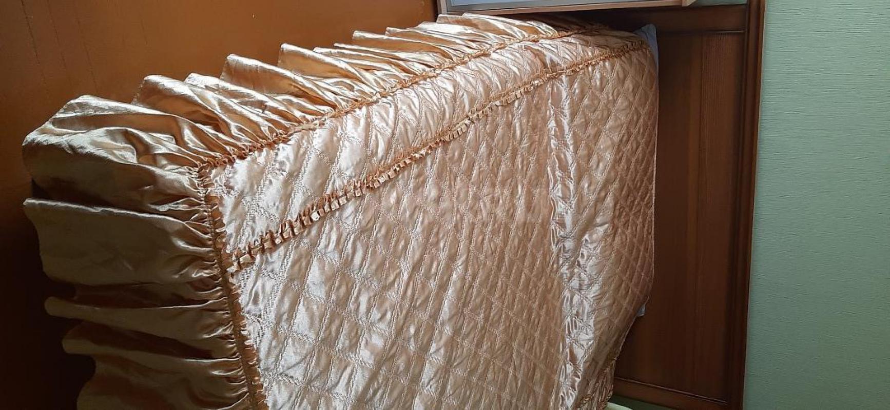 Продам спальный гарнитур ,цвет -орех, евро кровать,шкаф четырехстворчатый,тумбочки в хорошем состоян - Орск