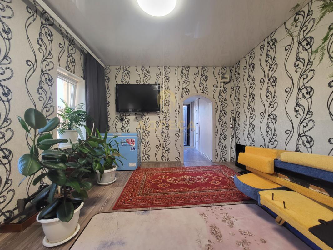 Продается 1 комнатная квартира в самом центре города, на 2 этаже 2-х этажного бревенчатого дома! - Оренбург