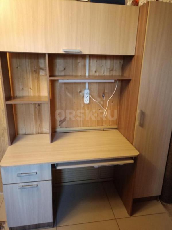 Продам слитный комплект мебели стол и шкаф в отличном состоянии. - Орск