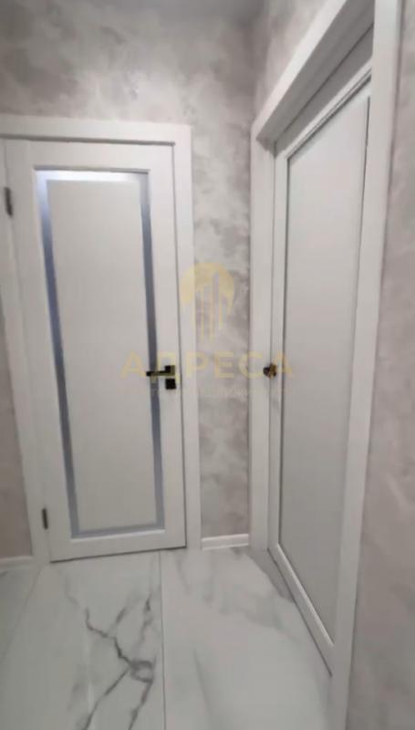 В продаже евро 3-ка, кухня-гостиная 21  кв м, 2 спальни,  раздельный с/у,  из мебели - кухня в 3 уро - Оренбург