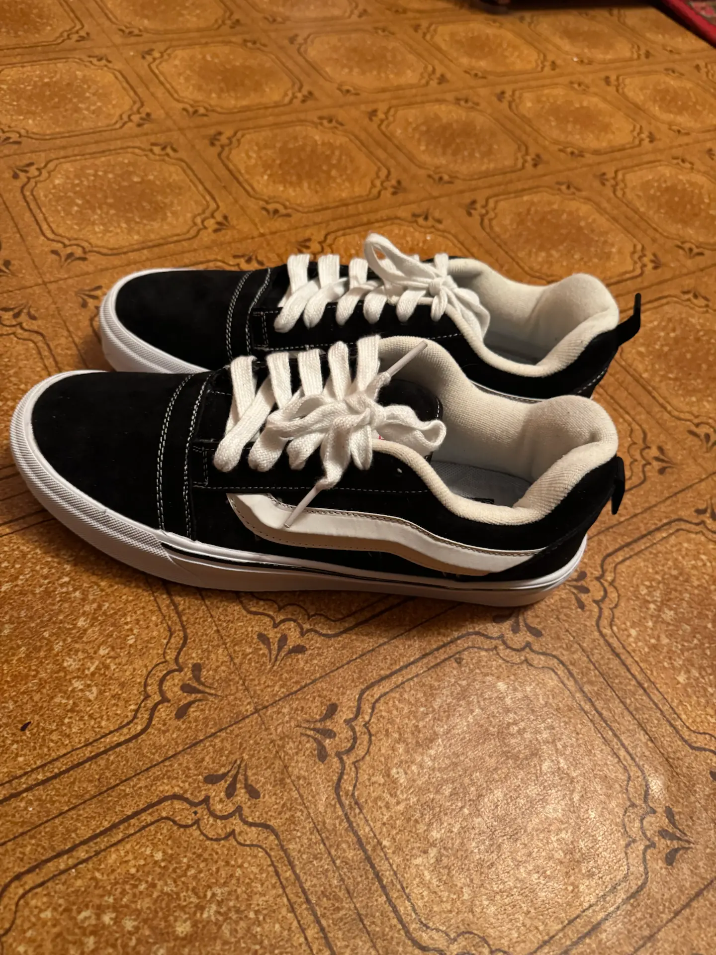 Продам кроссовки 2 пары, новые. - Гай