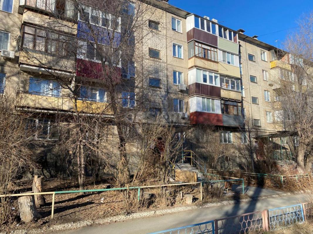 Продам 1 комнатную квартиру на Луче.
2 этаж,балкон застеклен. - Орск