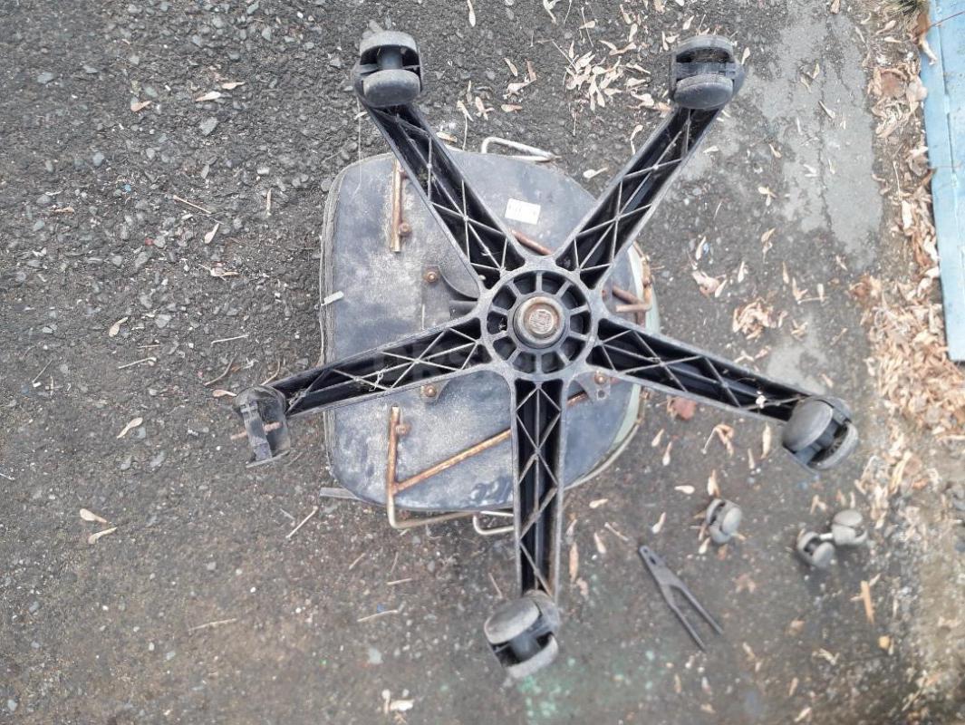 Стул на колёсах, бу, потрёпанный, газлифт не работает. - Орск