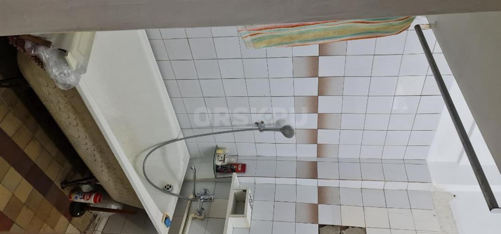 Двухкомнатная квартира старого типа,теплая,светлая,два балкона-во двор и на пер. - Орск