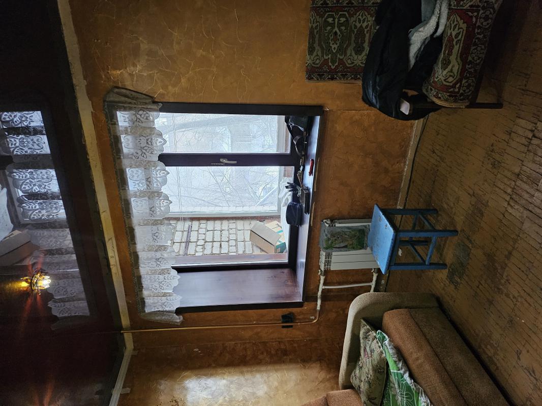 Продам очень теплую, чистую комнату, 2 этаж, большая лоджия. - Новотроицк