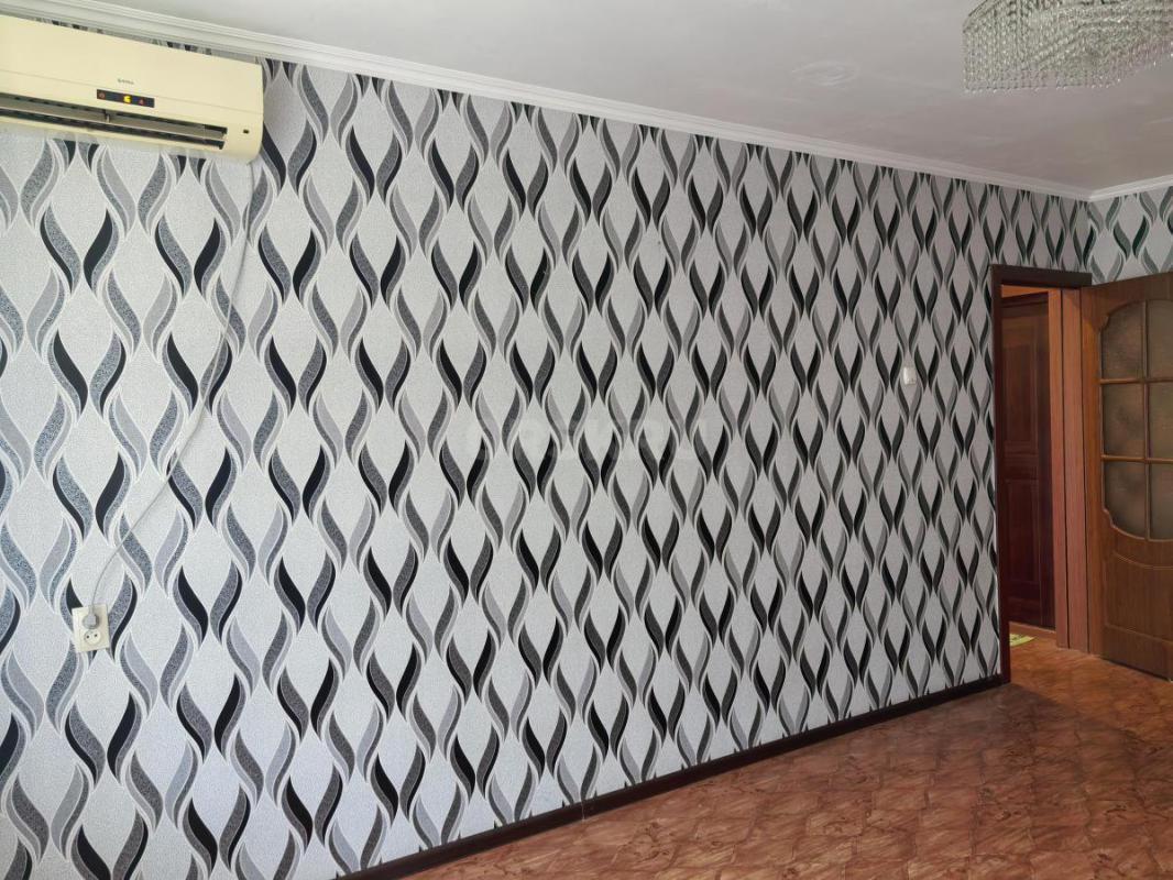 Квартира находится остановка Гагарина, школа садик в шаговой доступности, магазины, остановки, парк - Орск