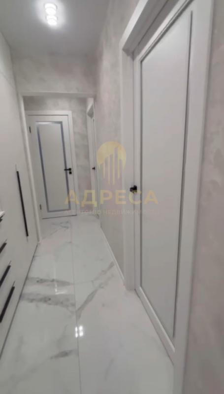 Продажа квартиры с ремонтом (крупноформатный глянцевый керамогранит, тёплые полы), установленной сан - Оренбург