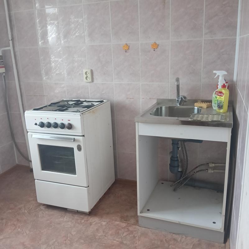 Сдам 1ую квартиру на длительный срок!с балконом,без мебели! - Новотроицк