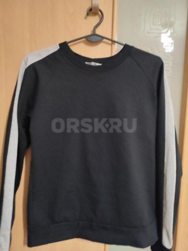 Спортивные костюмы в отличном состоянии,размеры 44-46(черный с серыми лампасами-500руб.),есть похожи - Орск