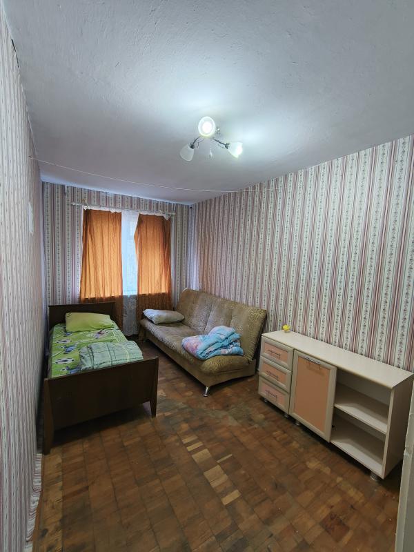 Сдам 4х комнатную квартиру на долгосрочное проживание в спальном районе нашего города 1983г. - Орск