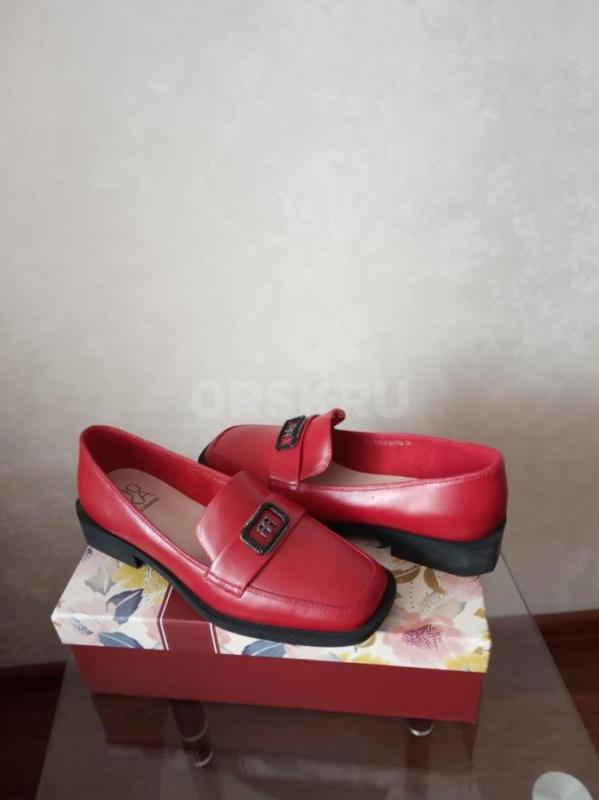 продам новые женские туфли из натуральной кожи 38 размера,цвет фактически сочно вишнево красный - Орск