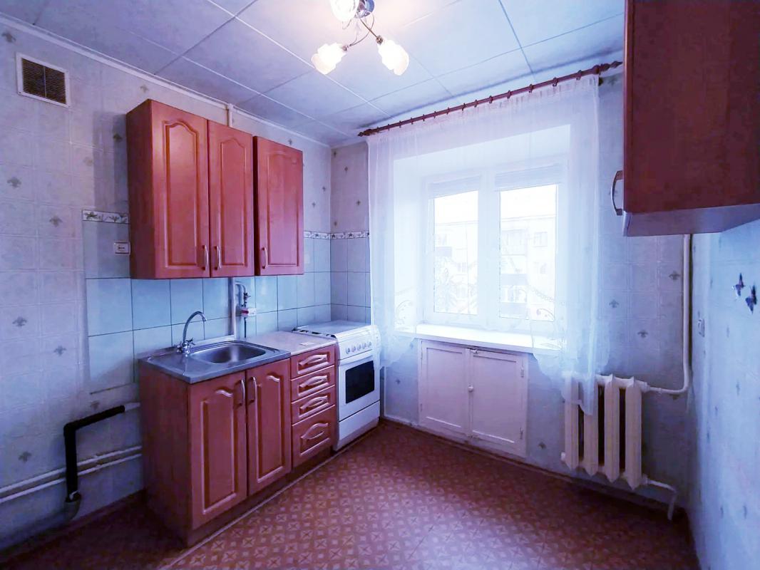 ПРОДАЁТСЯ 1 - КОМНАТНАЯ КВАРТИРА, НА 4 ЭТАЖЕ 5-ТИ ЭТАЖНОГО КИРПИЧНОГО ДОМА. - Новотроицк