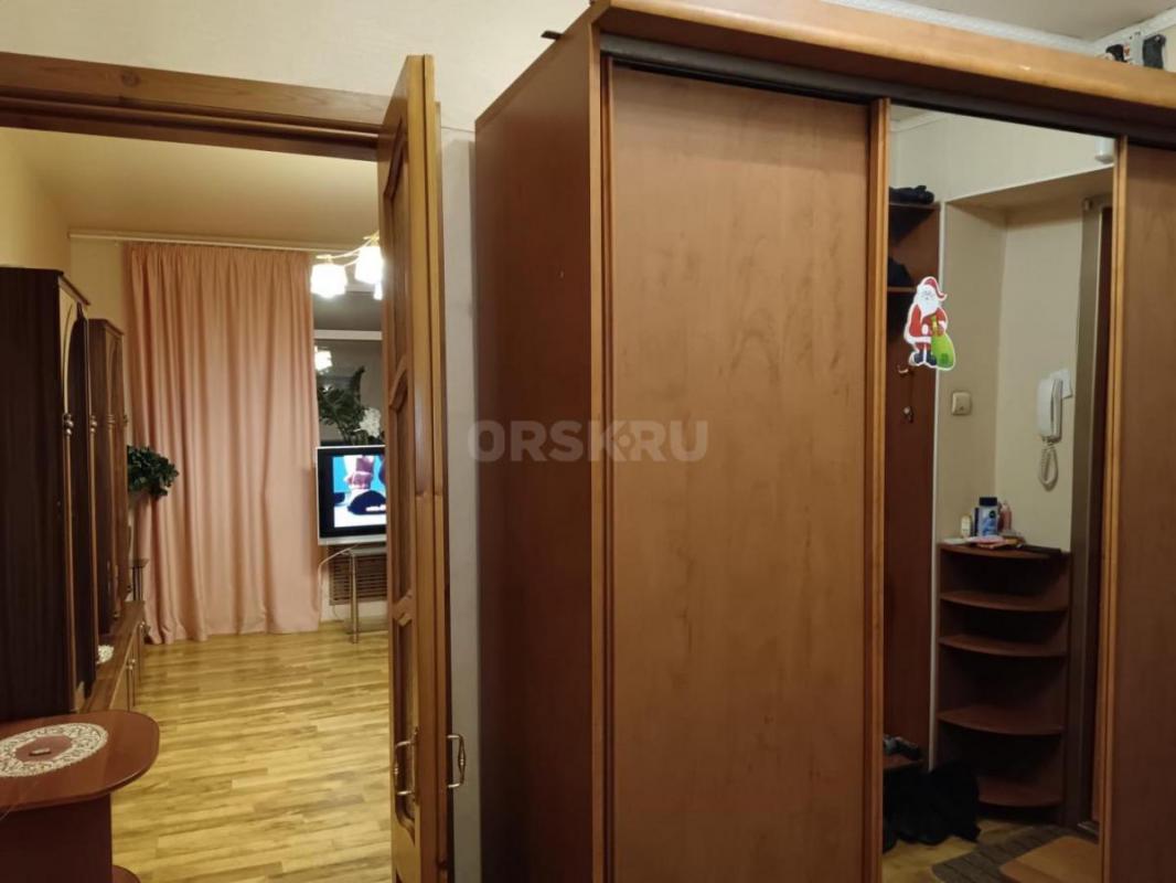 Сдается 2-комнатная  квартира, имеется большая лоджия и балкон на кухне, 2 кондиционера, ванная комн - Орск