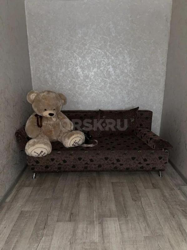 Сдам тёплую 1 однокомнатную квартиру с застеклённым балконом, с косметическим ремонтом остановка Тра - Орск