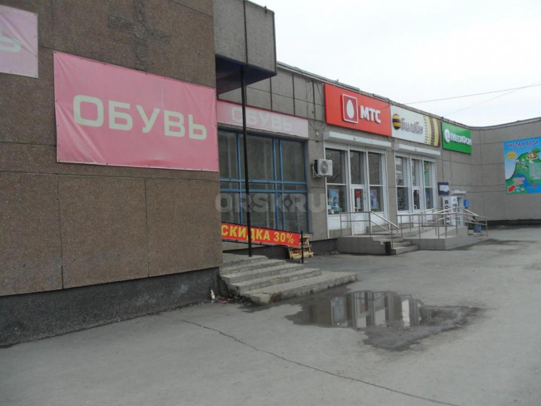 Сдается в аренду помещение 300кв/м  в центре города первая линия в районе рынка Авангард под торговл - Орск