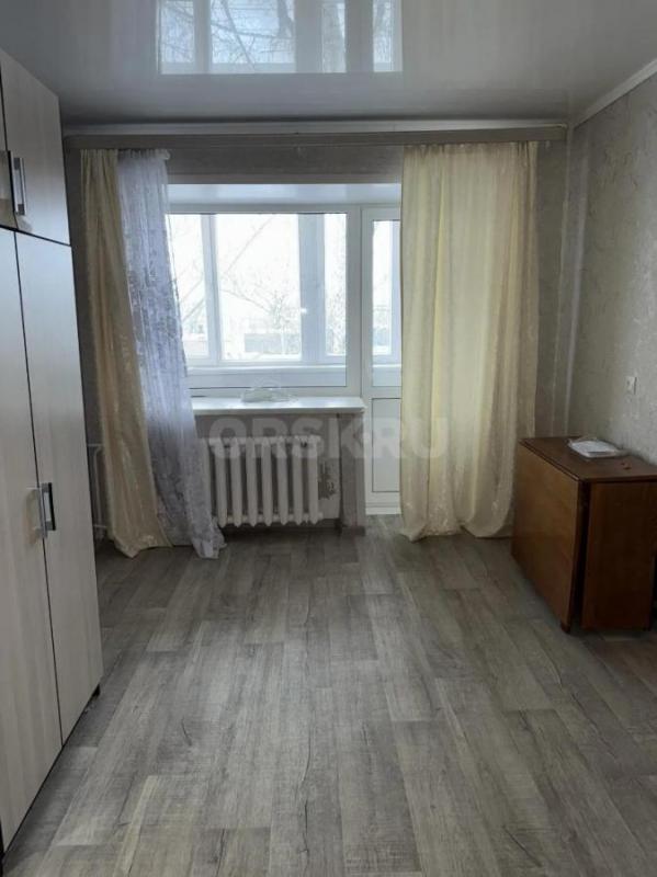 Сдам 1 комнатную квартиру с ремонтом ,с застеклённым балконом ,необходимое всё есть ,холодильник ,ст - Орск