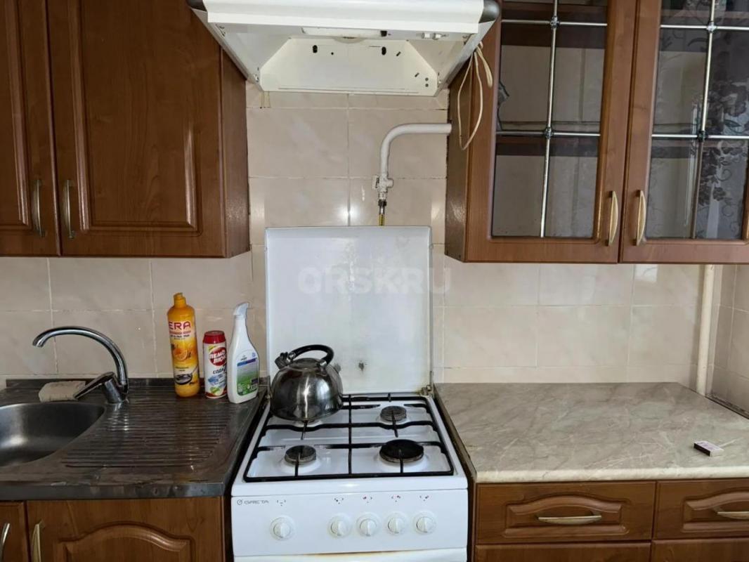 Сдам 1 комнатную квартиру с ремонтом ,с застеклённым балконом ,необходимое всё есть ,холодильник ,ст - Орск