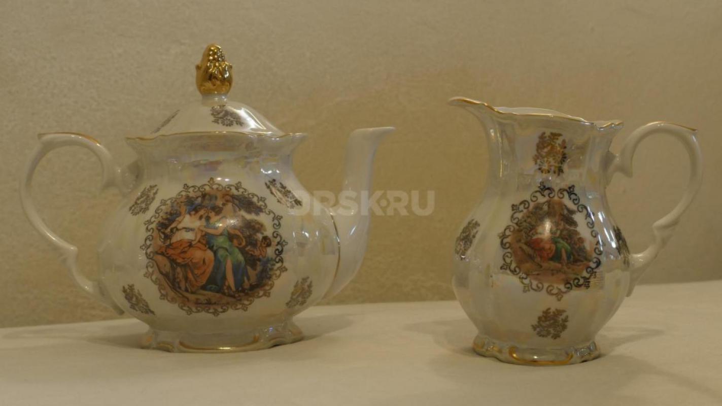 Мадонна - чайный сервиз на 12 персон, произв-во Kahla, ГДР, 55 предметов:
1) чайник доливной,
2) ч - Орск