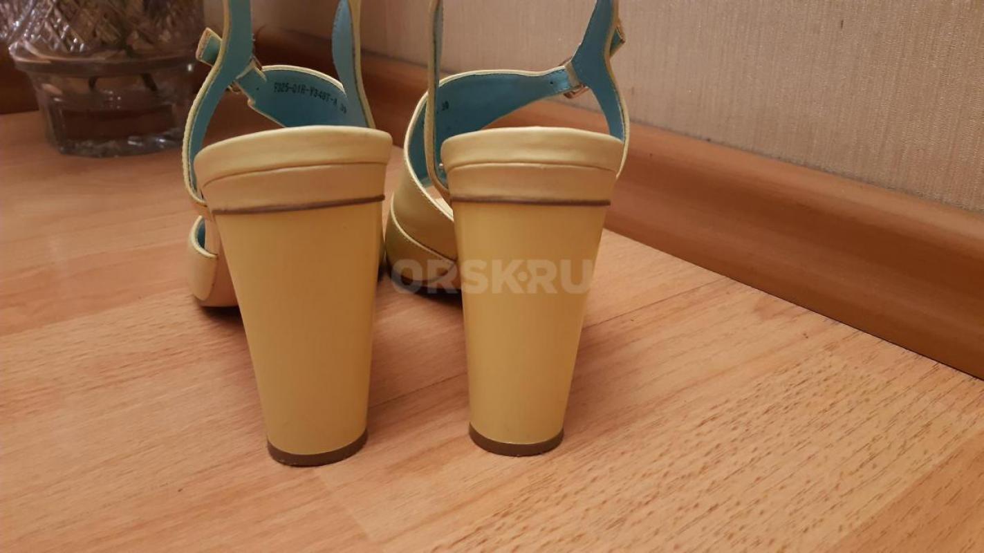 Босоножки женские 39 размер, натуральная кожа, бренда SG
Цвет в реальности невероятно нежный и крас - Орск