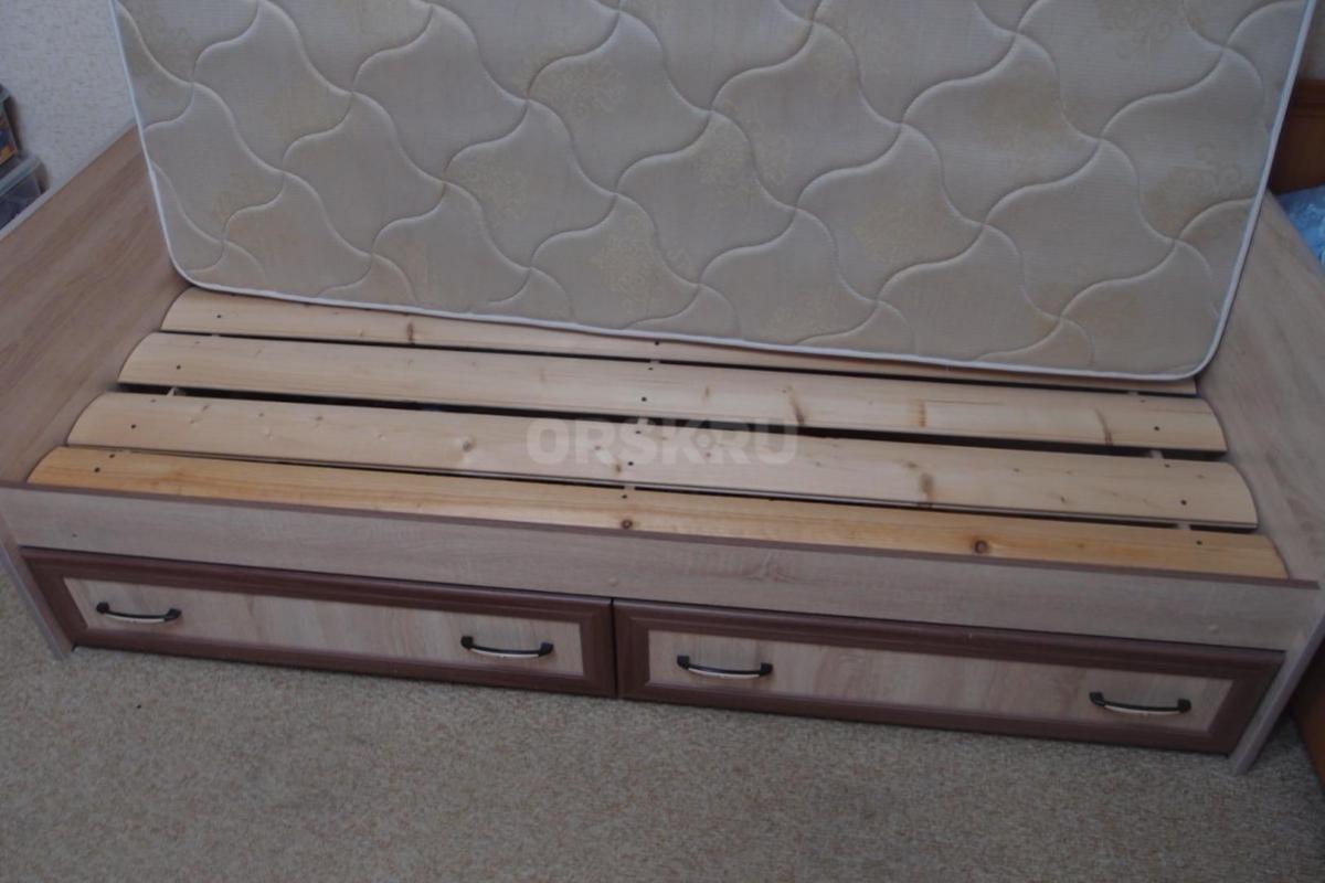 Продам б/у в хорошем состоянии кровать 1900х900 -7000 руб. стеллаж 1500х680-2000 ркб. - Орск