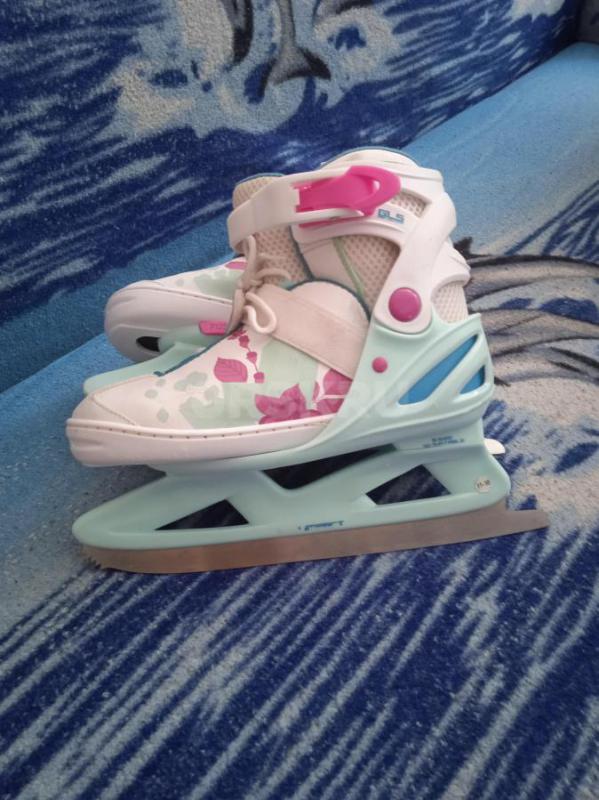 Продам коньки детские двое пар по 500 руб за одну пару в хорошем состоянии31-36 и 34-37 улица Добров - Орск