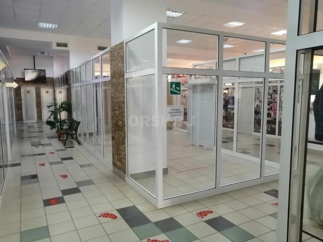 Сдается торговый одел в г Медногорске в ТЦ Скала. 1 линия. - Медногорск