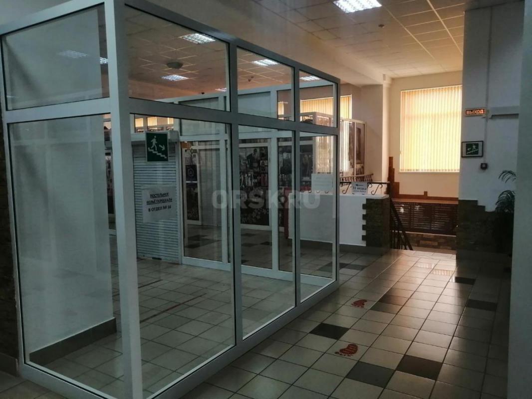 Сдается торговый одел в г Медногорске в ТЦ Скала. 1 линия. - Медногорск