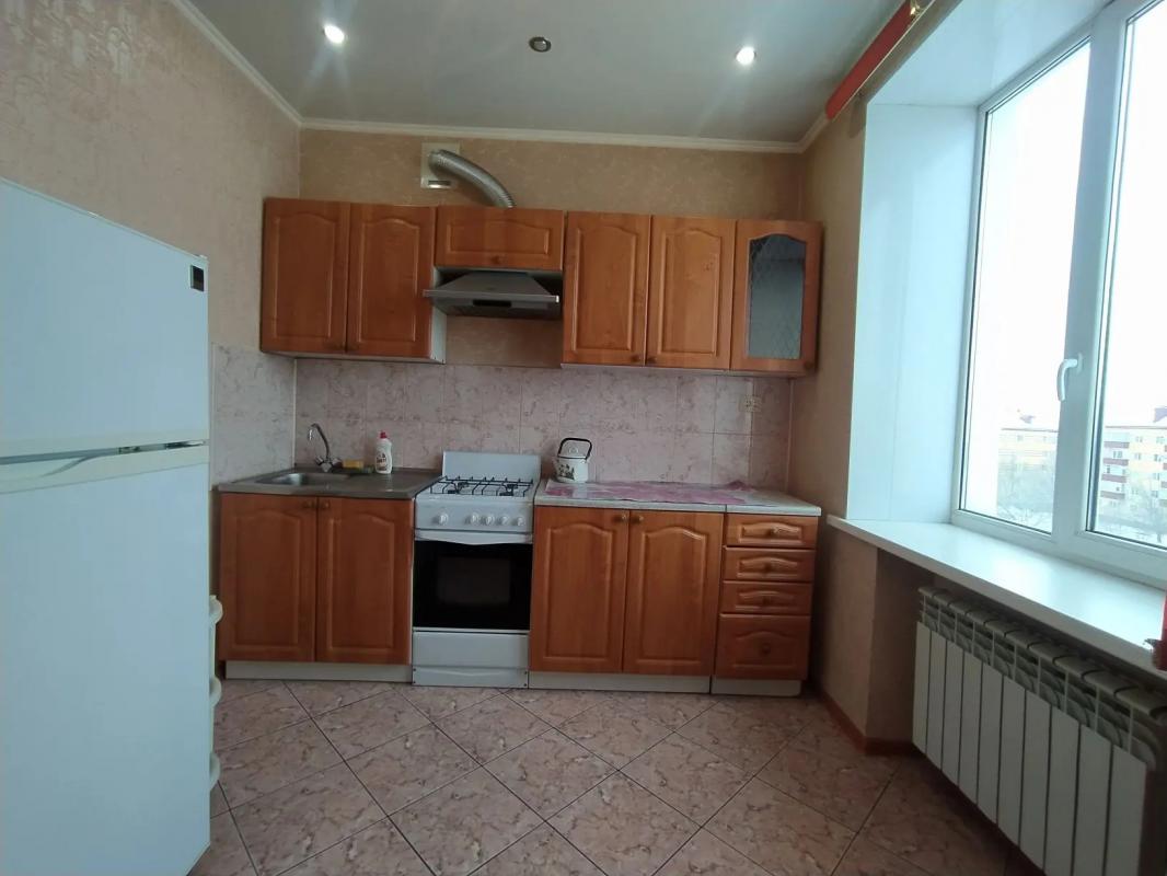 КОМНАТНАЯ КВАРТИРА, В ОДНОМ ИЗ ЭЛИТНЫХ ДОМОВ СТАРОГО ТИПА, 
ПО АДРЕСУ : Г. - Новотроицк