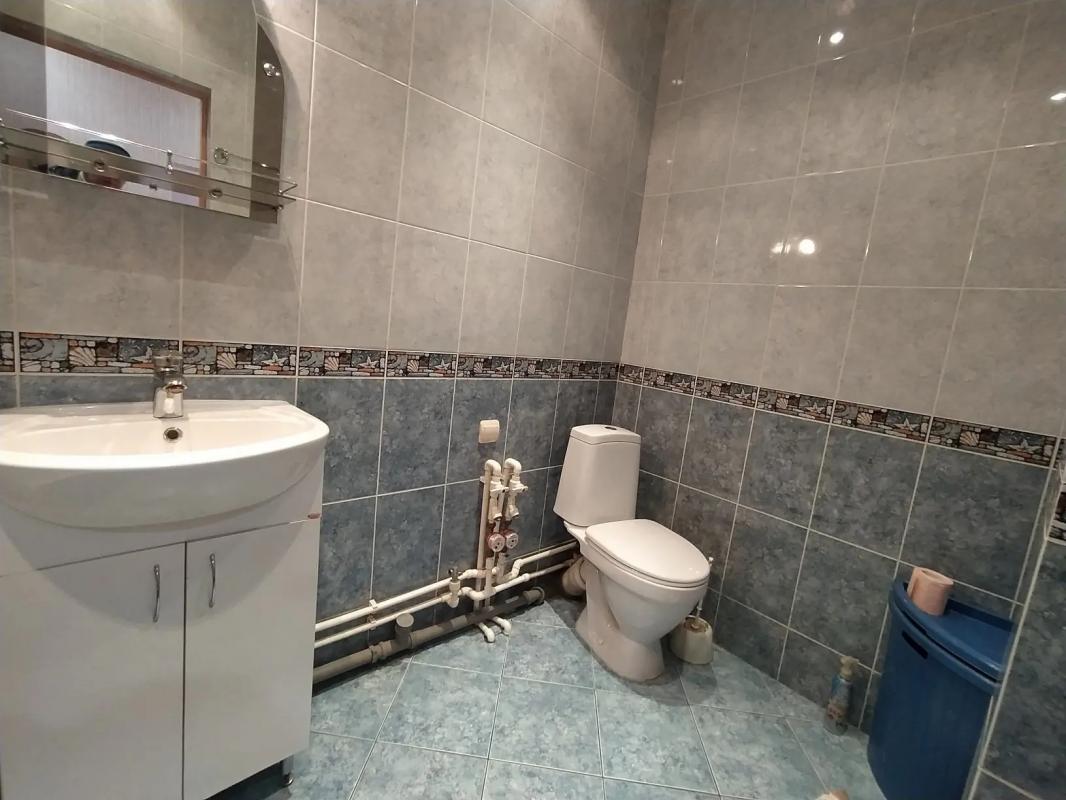 КОМНАТНАЯ КВАРТИРА, В ОДНОМ ИЗ ЭЛИТНЫХ ДОМОВ СТАРОГО ТИПА, 
ПО АДРЕСУ : Г. - Новотроицк