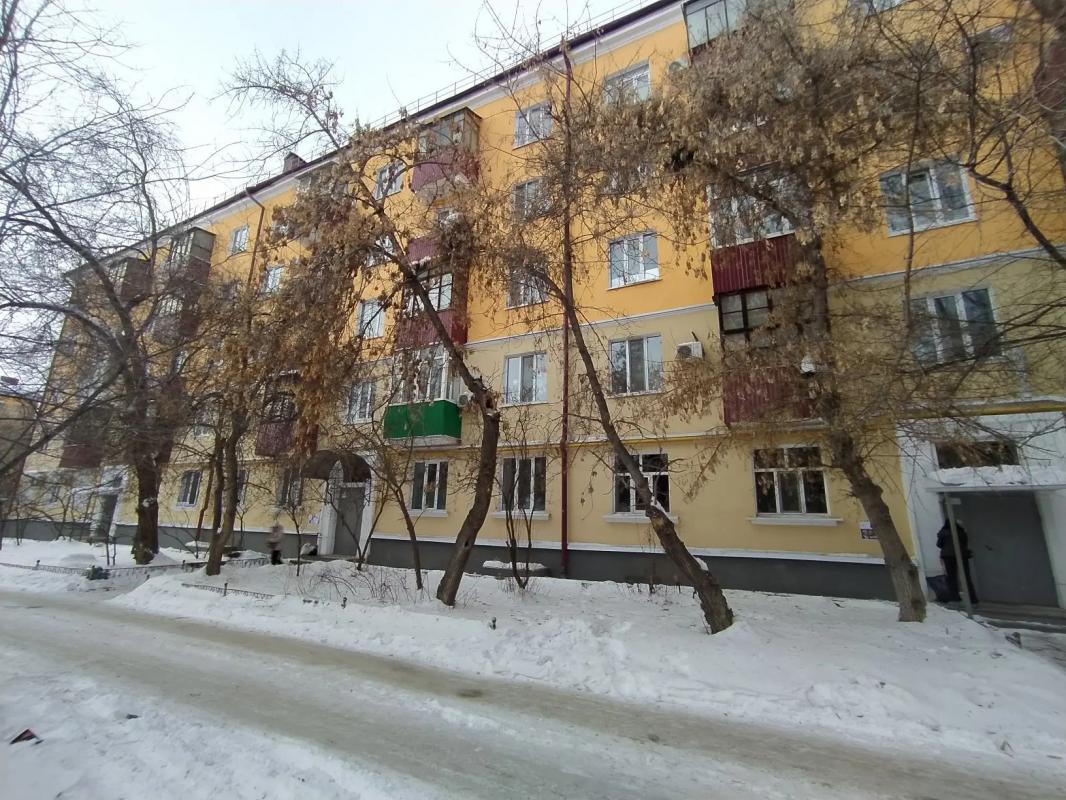 КОМНАТНАЯ КВАРТИРА, В ОДНОМ ИЗ ЭЛИТНЫХ ДОМОВ СТАРОГО ТИПА, 
ПО АДРЕСУ : Г. - Новотроицк