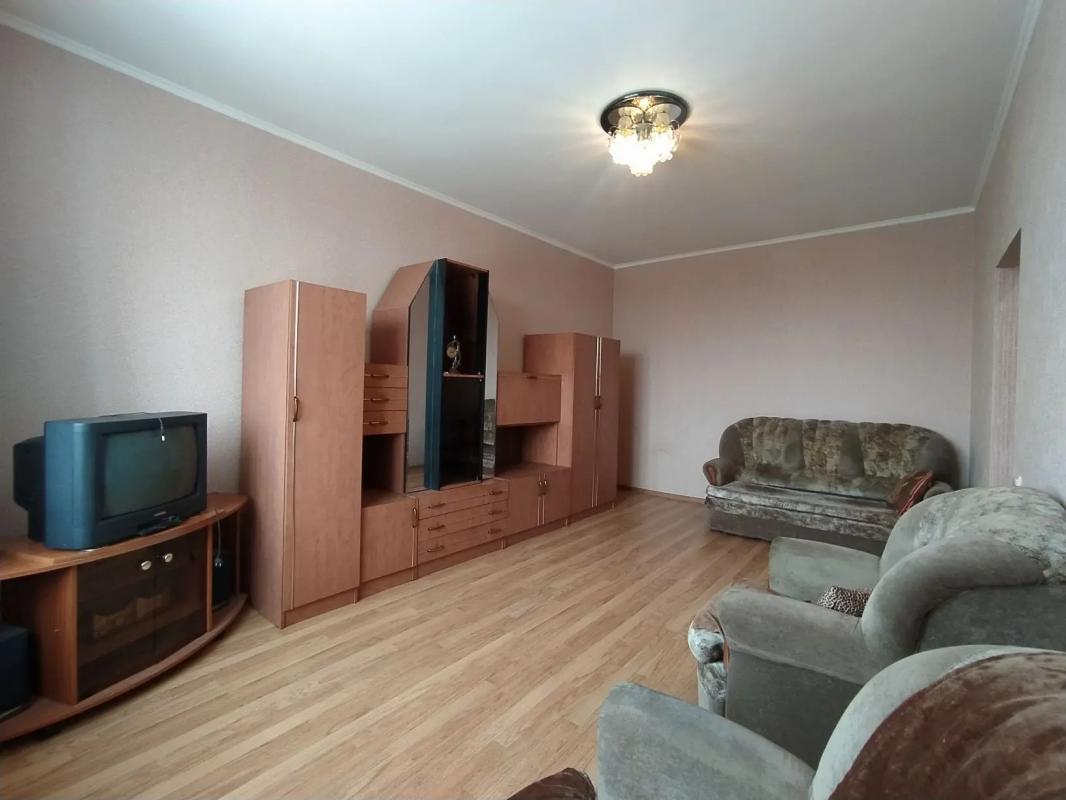 КОМНАТНАЯ КВАРТИРА, В ОДНОМ ИЗ ЭЛИТНЫХ ДОМОВ СТАРОГО ТИПА, 
ПО АДРЕСУ : Г. - Новотроицк