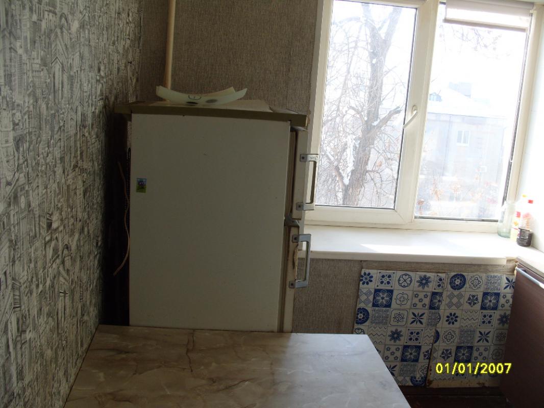 сдам  на длительный срок  трехкомнатную  квартиру -маломерку, очень теплая , есть  диван , холодильн - Новотроицк