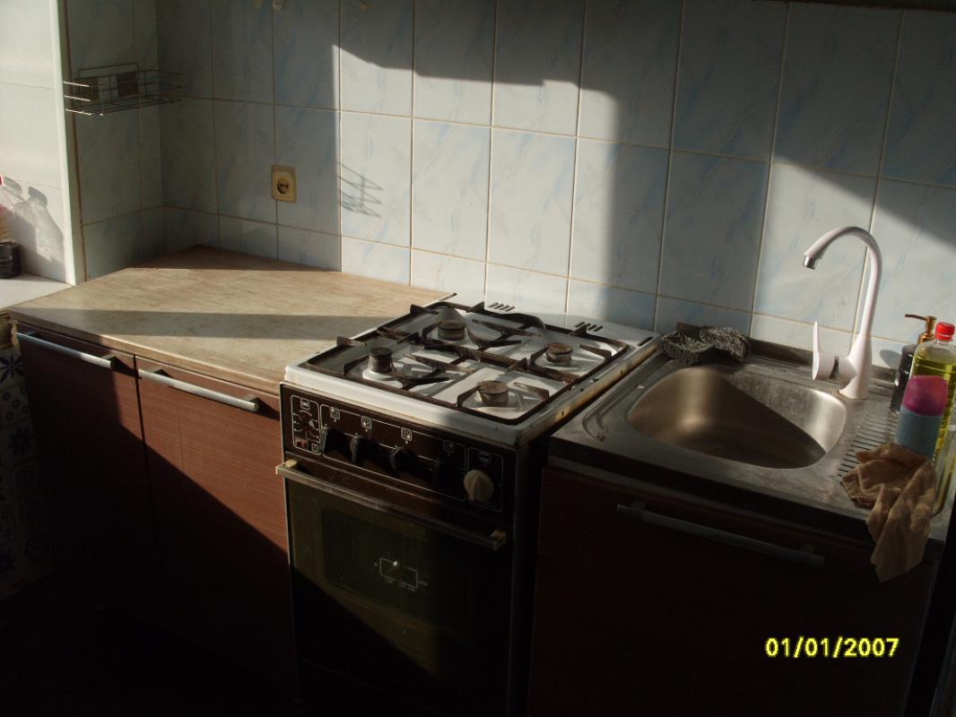 сдам  на длительный срок  трехкомнатную  квартиру -маломерку, очень теплая , есть  диван , холодильн - Новотроицк