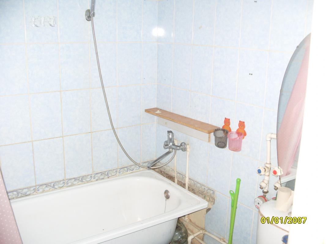 сдам  на длительный срок  трехкомнатную  квартиру -маломерку, очень теплая , есть  диван , холодильн - Новотроицк