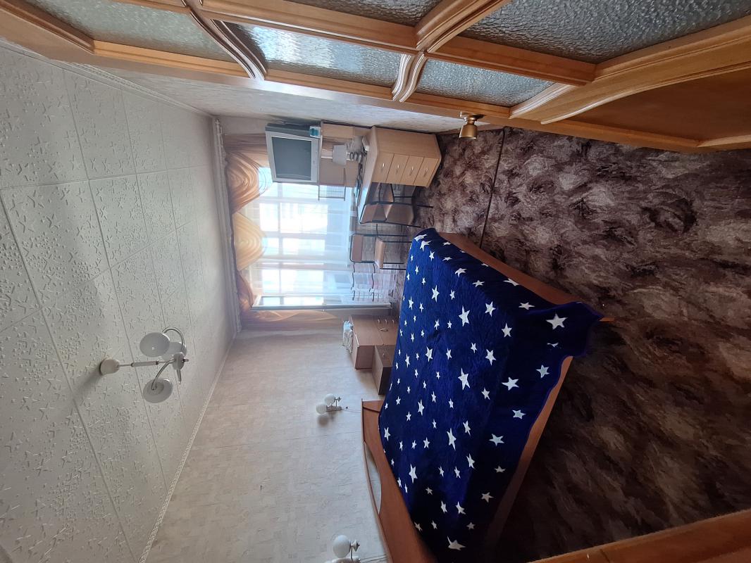 Продам, теплая уютная квартира, планировка распашонка, Балкон, окна на две стороны, вся инфраструкту - Новотроицк