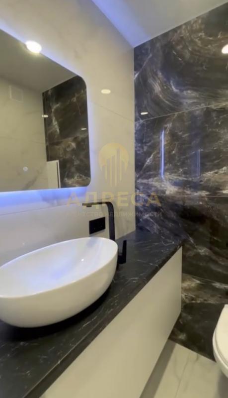 Продажа квартиры с ремонтом (крупноформатный глянцевый керамогранит, тёплые полы), установленной сан - Оренбург