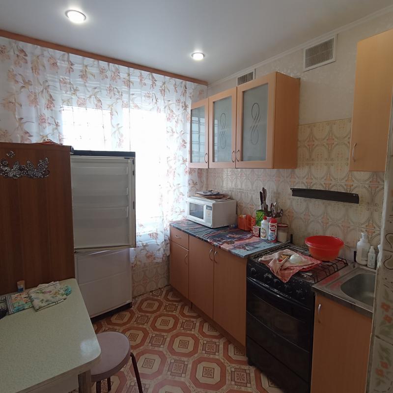 Продаю квартиру с раздельными ходами и видом из кна на разные стороны дома, Окна пластиковые, балкон - Новотроицк