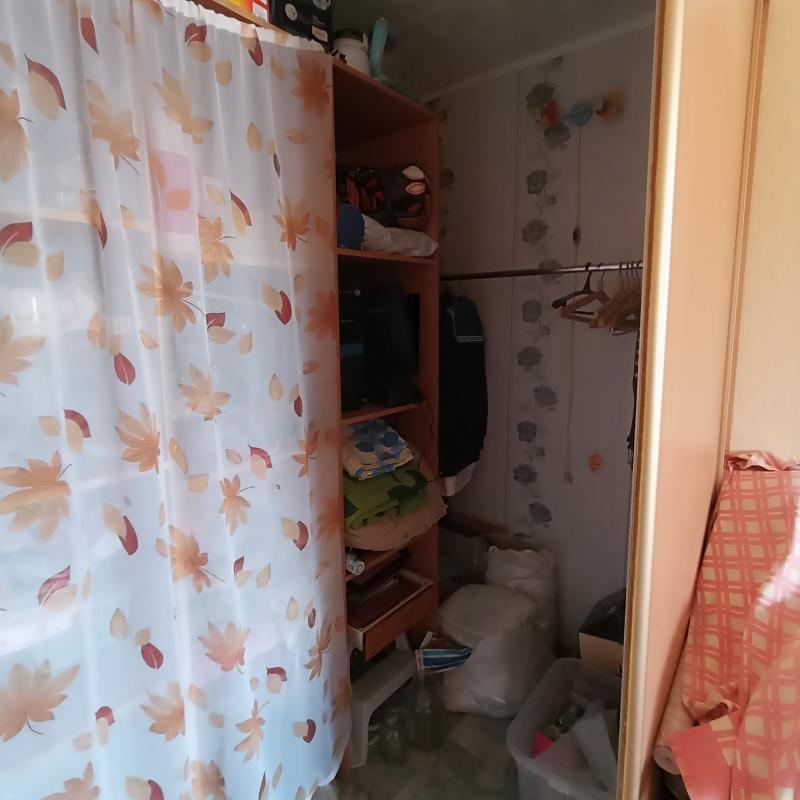 Продаю квартиру с раздельными ходами и видом из кна на разные стороны дома, Окна пластиковые, балкон - Новотроицк