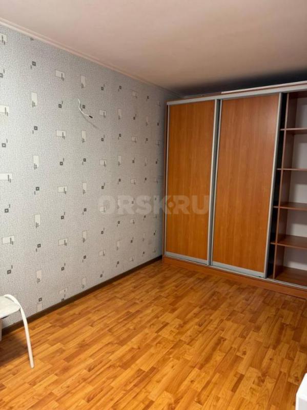 Сдам на длительный срок 2-х комнатную квартиру на втором этаже на пл. - Орск