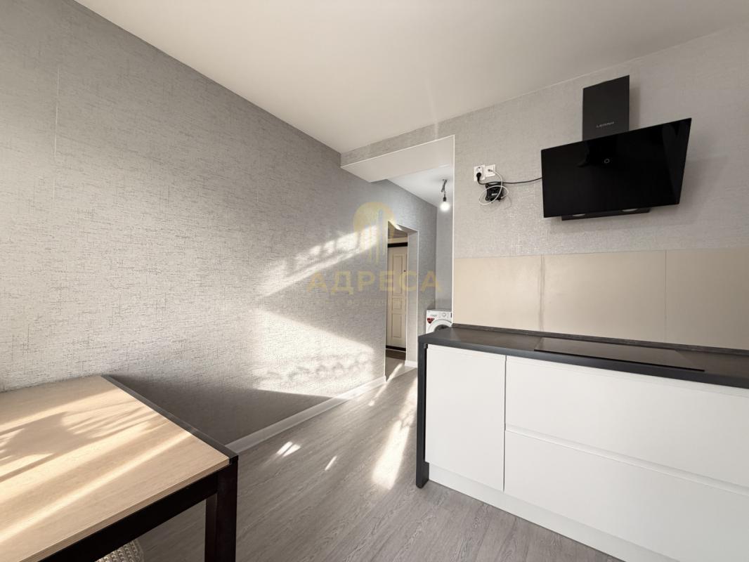 Продается квартира, полностью с ремонтом, расположенная на 1-м этаже 17 этажного дома. - Оренбург