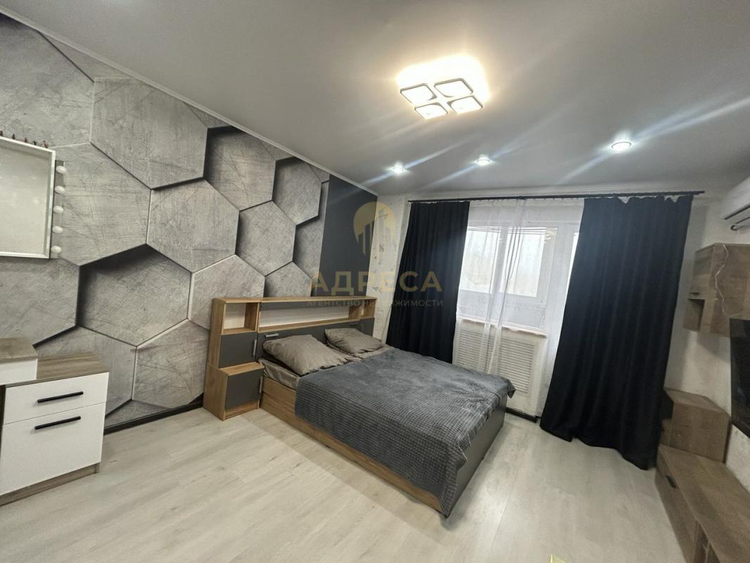 продается просторная, светлая студия, в отличном районе&hellip; школа, сад, магазины все в шагов - Оренбург